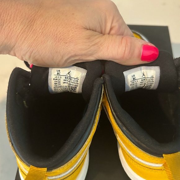 Jordan 1 mid white/university gold toddler size 8C - Picture 2 of 4